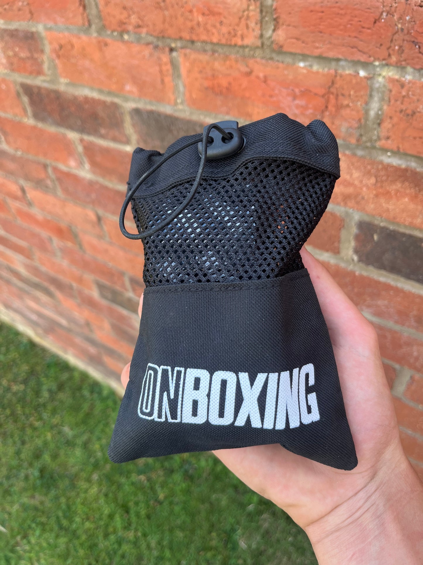 on boxing hand wraps black / white