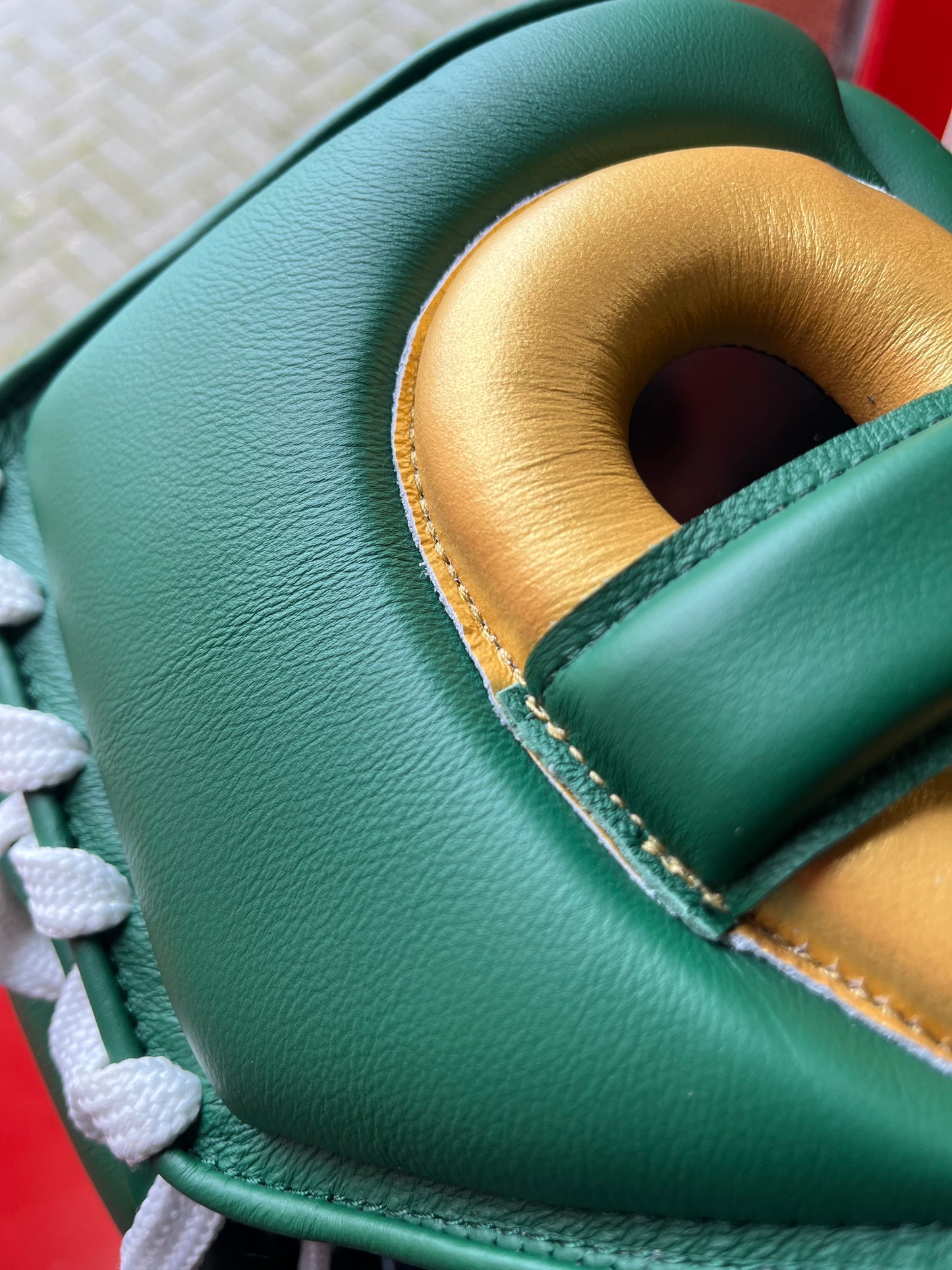ON BOXING HEADGUARD GREEN/GOLD