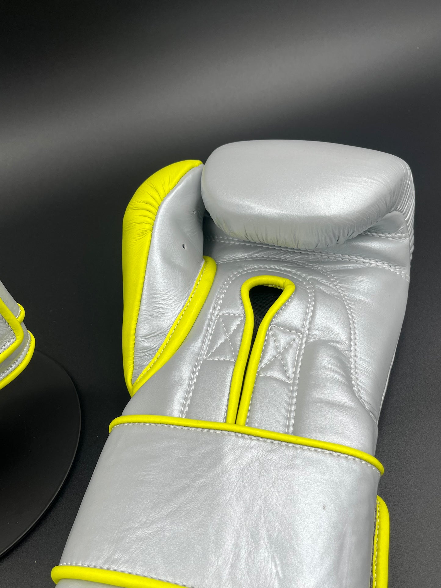 Sparring V1 Silver / Neon Yellow